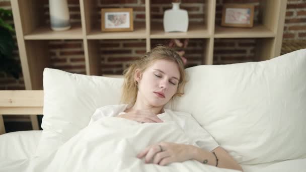Yatakta Yatan Genç Sarışın Kadın Lyig Uyandığında Yatak Odasında Kâbus — Stok video