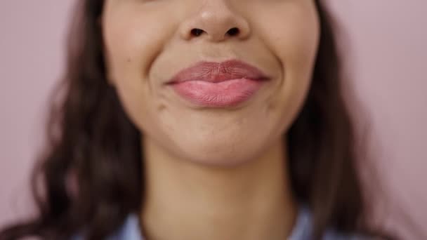 Jong Mooi Latino Vrouw Glimlachen Zelfverzekerd Geïsoleerde Roze Achtergrond — Stockvideo