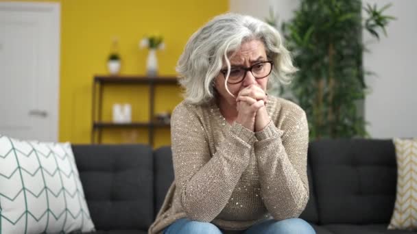 Žena Středního Věku Šedými Vlasy Stresu Sedí Pohovce Doma — Stock video