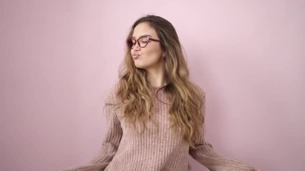 Genç Güzel Spanyol Bir Kadın Gülümsüyor Kendine Güveniyor Pembe Arka — Stok video