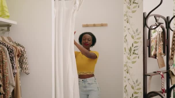 Afro Americana Cliente Mulher Vestindo Shirt Loja Roupas — Vídeo de Stock