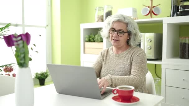 Medelålders Kvinna Med Grått Hår Med Laptop Som Sitter Bordet — Stockvideo