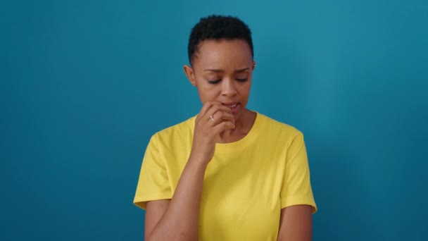 Afrikansk Amerikansk Kvinna Står Med Nervösa Uttryck Över Isolerad Blå — Stockvideo