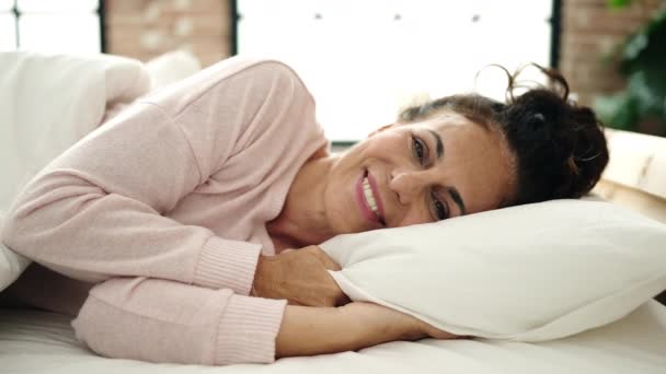 Hispanische Frau Mittleren Alters Lächelt Selbstbewusst Auf Dem Bett Schlafzimmer — Stockvideo