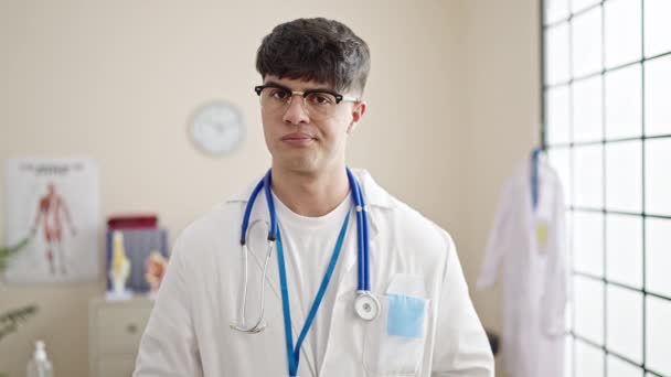 Młody Latynoski Lekarz Stojący Poważnym Wyrazem Twarzy Odmawiający Palcem Klinice — Wideo stockowe