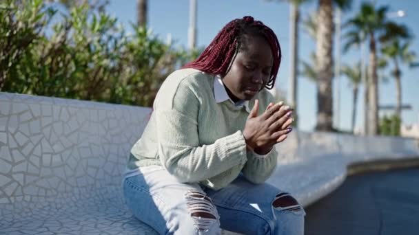Mulher Africana Com Cabelo Trançado Parecendo Triste Sentado Banco Parque — Vídeo de Stock