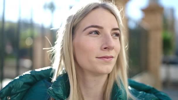 Молода Блондинка Стоїть Серйозним Виразом Вулиці — стокове відео