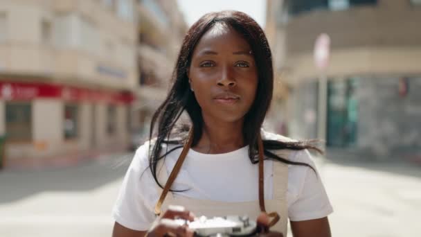 Jong Afrikaans Amerikaans Vrouw Met Behulp Van Vintage Camera Straat — Stockvideo