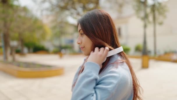 Genç Spanyol Kadın Parkta Müzik Dinlerken Kendinden Emin Bir Şekilde — Stok video