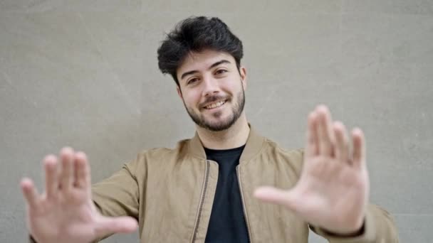 Молодой Латиноамериканец Улыбается Уверенно Делая Обрамление Жестом Руками Изолированном Белом — стоковое видео