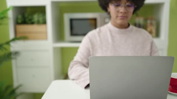 Genç Afrikalı Amerikalı Kadın Evde Masada Dizüstü Bilgisayar Kullanıyor — Stok video