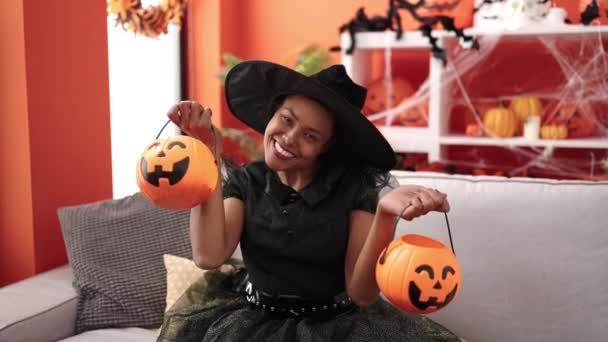 Afrika Amerika Wanita Mengenakan Kostum Penyihir Memegang Keranjang Labu Halloween — Stok Video