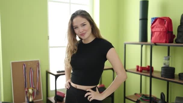 Jonge Mooie Latijns Amerikaanse Vrouw Glimlachend Zelfverzekerd Staan Bij Sportcentrum — Stockvideo