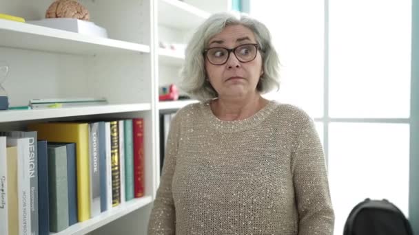 Middle Age Woman Grey Hair Teacher Standing Dont Know Expression — Vídeo de stock