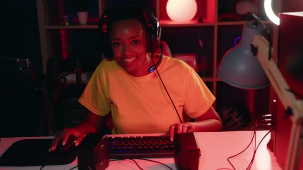 アフリカ系アメリカ人女性ゲームルームでコンピュータを使用してビデオゲームをプレイストリーマー — ストック動画