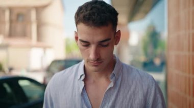 Sokakta duran gevşek yüzlü İspanyol genç adam.