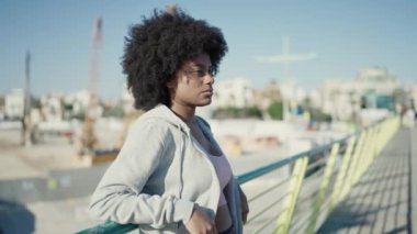 Afro-Amerikalı kadın gülümsüyor. Kendine güveni tam.