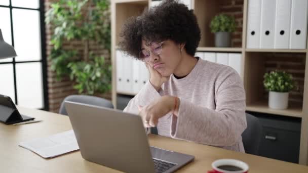 Νεαρή Αφροαμερικάνα Επιχειρηματίας Κουρασμένη Από Χρήση Φορητού Υπολογιστή Που Εργάζεται — Αρχείο Βίντεο