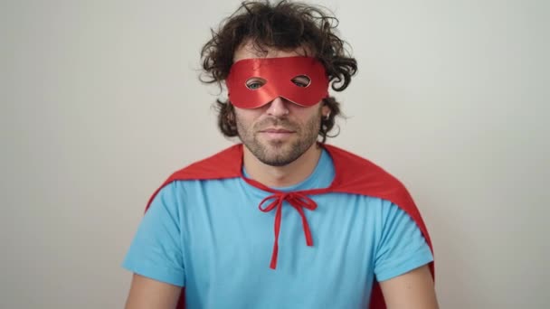 Молодий Іспаномовний Чоловік Посміхається Впевнено Носити Костюм Супергероя Над Ізольованим — стокове відео