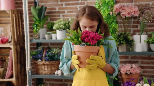 Fiatal Gyönyörű Spanyol Virágárus Illatú Növény Virágárus — Stock videók