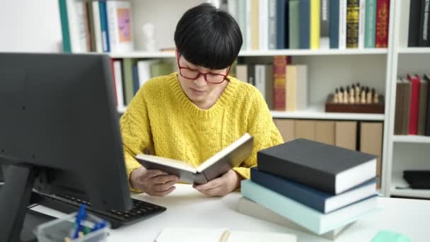 Молодая Китайская Студентка Читает Книги Обучаясь Библиотечном Университете — стоковое видео