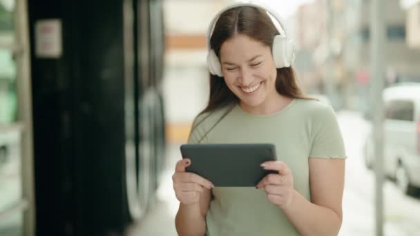 Jong Mooi Vrouw Glimlachen Zelfverzekerd Kijken Video Touchpad Straat — Stockvideo
