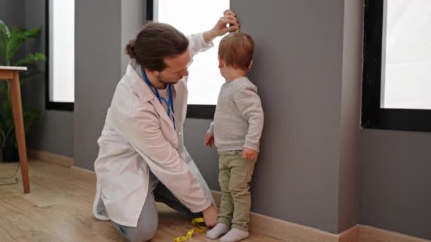 Apa Fia Orvos Mérő Gyerek Klinikán — Stock videók