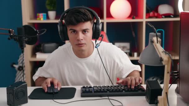Jovem Hispânico Homem Streamer Jogar Jogo Vídeo Usando Computador Sala — Vídeo de Stock