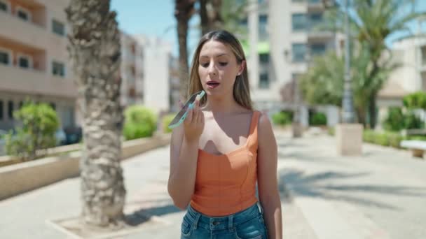 Ung Vacker Latinamerikansk Kvinna Ler Säker Talar Smartphone Parken — Stockvideo