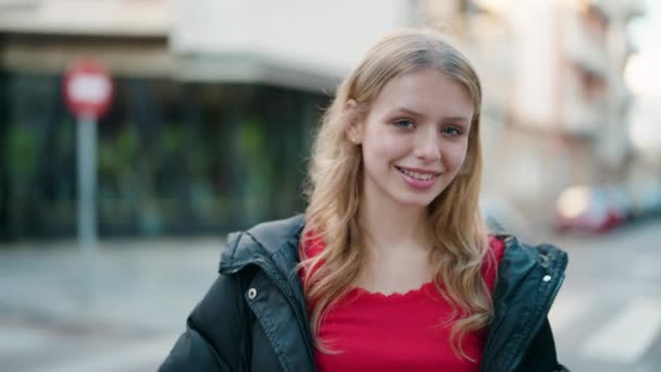Sokakta Profesyonel Kamera Kullanan Kendine Güvenen Genç Sarışın Kız — Stok video
