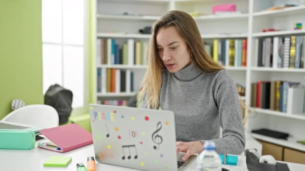 Jonge Blanke Vrouw Student Gestrest Met Behulp Van Laptop Studeren — Stockvideo