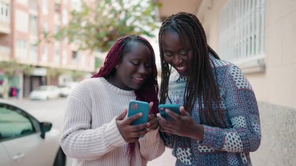 Dwie Afrykańskie Kobiety Uśmiechające Się Pewnie Pomocą Smartfona Ulicy — Wideo stockowe