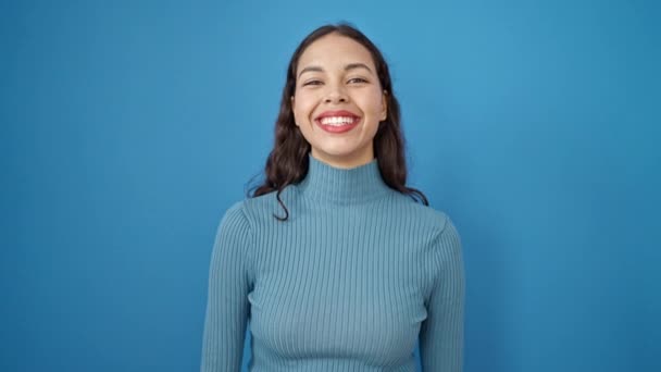 Jong Mooi Latino Vrouw Glimlachen Met Duimen Omhoog Geïsoleerd Blauw — Stockvideo