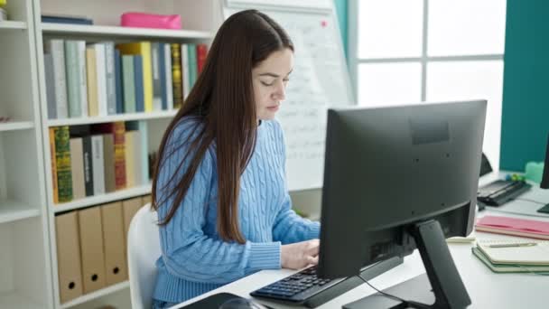 Jovem Caucasiana Estudante Usando Computador Estudando Universidade Biblioteca — Vídeo de Stock