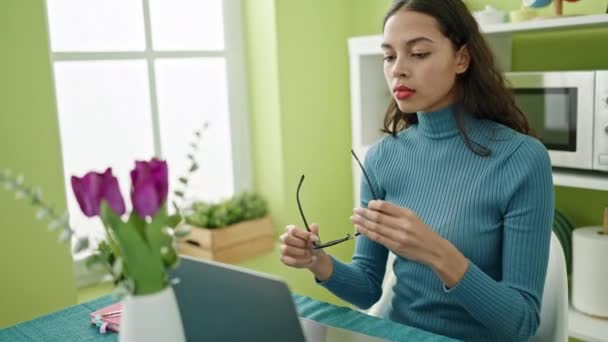 Молода Красива Іспаномовна Жінка Використовує Ноутбук Сидячи Столі Вдома — стокове відео