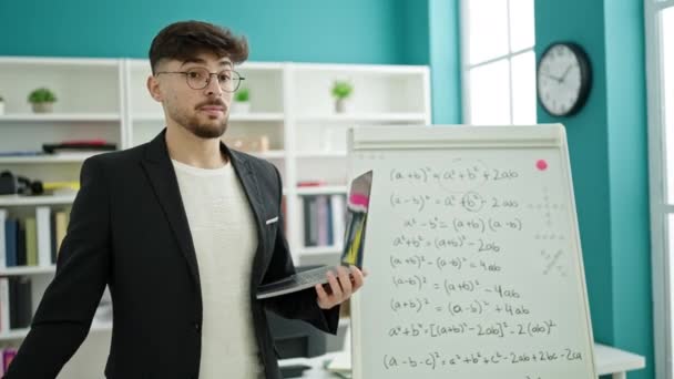 在大学课堂上使用笔记本电脑教授数学课的阿拉伯青年男子教师 — 图库视频影像