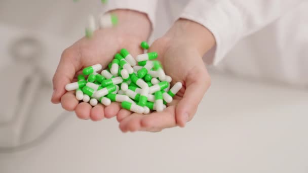 Jovem Bela Mulher Hispânica Farmacêutico Segurando Pílulas Farmácia — Vídeo de Stock