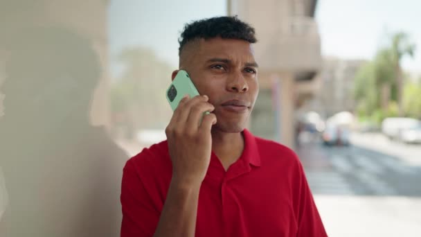 Mladý Latinsky Muž Usměvavý Sebevědomě Mluvit Smartphone Ulici — Stock video