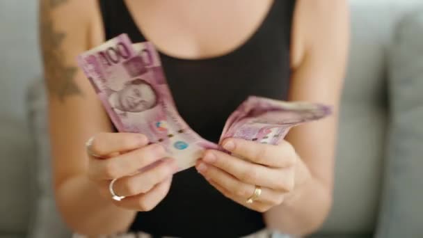 Mujer Joven Contando Billetes 100 Pesos Filipinos Casa — Vídeo de stock