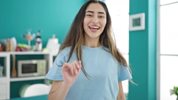 Junge Schöne Hispanische Frau Nimmt Video Auf Wie Sie Speisesaal — Stockvideo