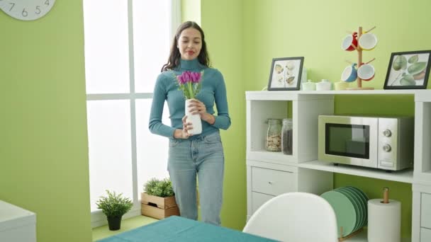 Junge Schöne Hispanische Frau Die Hause Blumen Einer Vase Riecht — Stockvideo