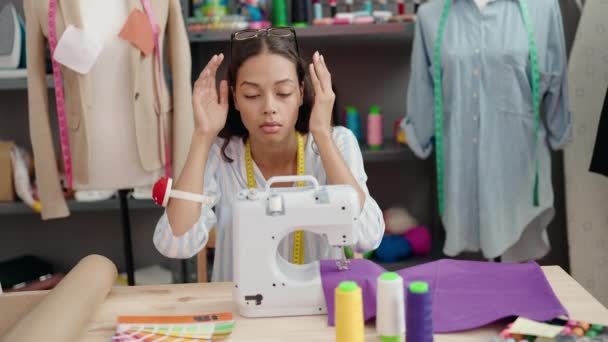 年轻的非洲裔美国女性裁缝强调在工作室用缝纫机缝制 — 图库视频影像