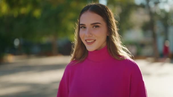 Joven Mujer Rubia Sonriendo Confiado Utilizando Cámara Profesional Parque — Vídeo de stock