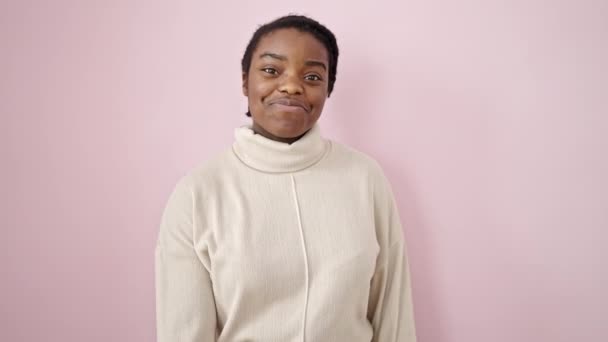 Afro Americana Mujer Sonriendo Confiado Haciendo Signo Con Pulgar Hacia — Vídeos de Stock
