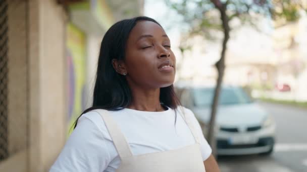 Jong Afrikaans Amerikaans Vrouw Glimlachen Zelfverzekerd Ademhaling Straat — Stockvideo
