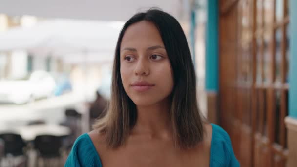 Молодая Латиноамериканка Уверенно Улыбающаяся Стоя Улице — стоковое видео