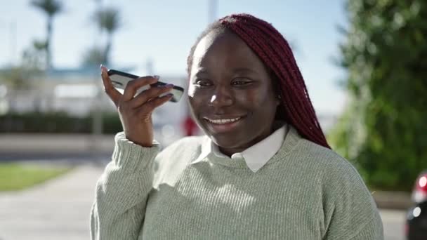 Africká Žena Spletené Vlasy Poslech Hlasové Zprávy Smartphonem Ulici — Stock video
