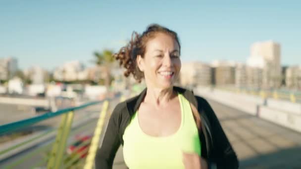 Жінка Середнього Віку Спортивному Одязі Посміхається Впевнено Працює Вулиці — стокове відео