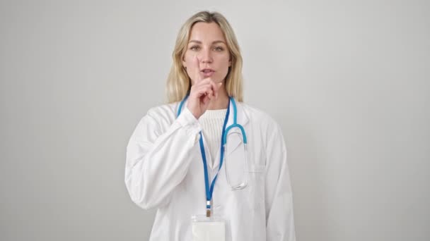 Νεαρή Ξανθιά Γυναίκα Γιατρός Ζητώντας Σιωπή Πάνω Από Απομονωμένο Λευκό — Αρχείο Βίντεο