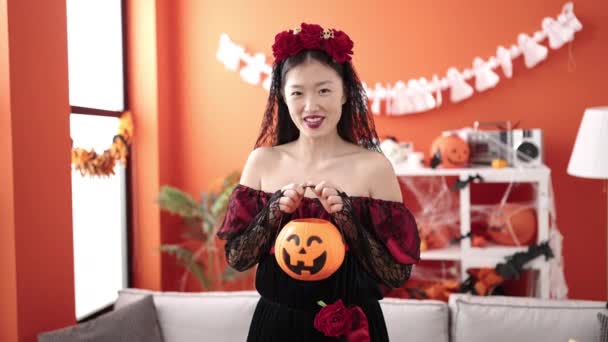 Tineri Chinezi Care Poartă Costum Katrina Care Dețin Coș Dovleac — Videoclip de stoc